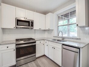 Building Photo - 25 Roslyn St