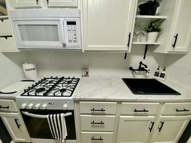 Building Photo - Camarillo- Stylish One Bedroom off Main House