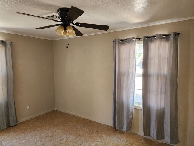 Building Photo - Must See! 2 bedroom, 1 bath home.
