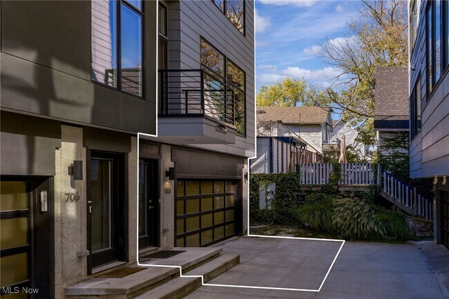 Foto del edificio - 704 University Ct