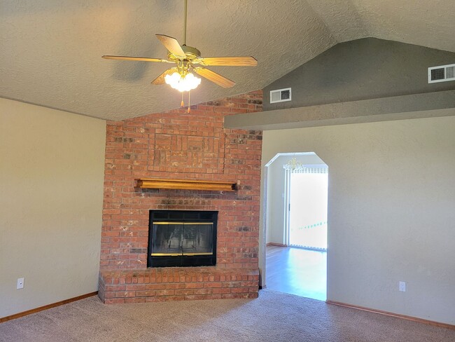 Foto del edificio - GREAT HOME IN NORTHEAST CLOVIS NEAR MESA S...