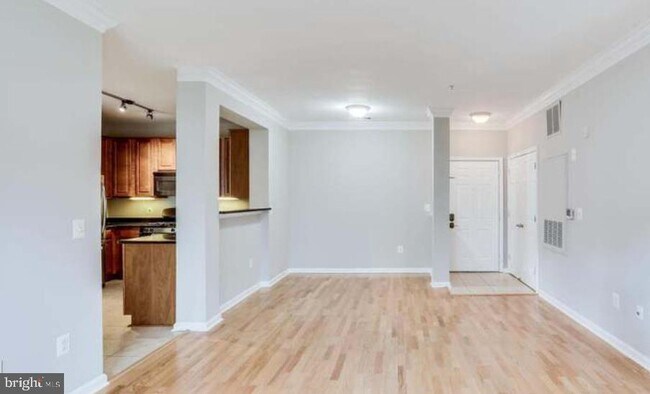 Foto del edificio - 4860 Eisenhower Ave