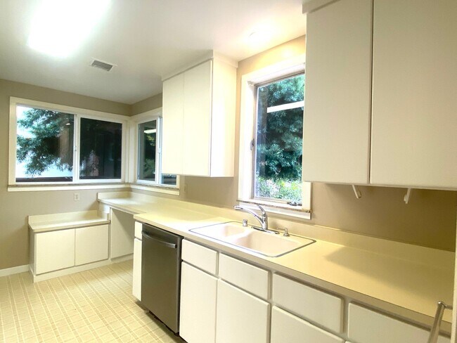 Building Photo - Castro Valley 3 BD / 2 BA - Hardwood Floor...