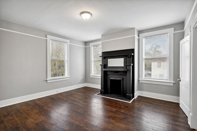Building Photo - 1211