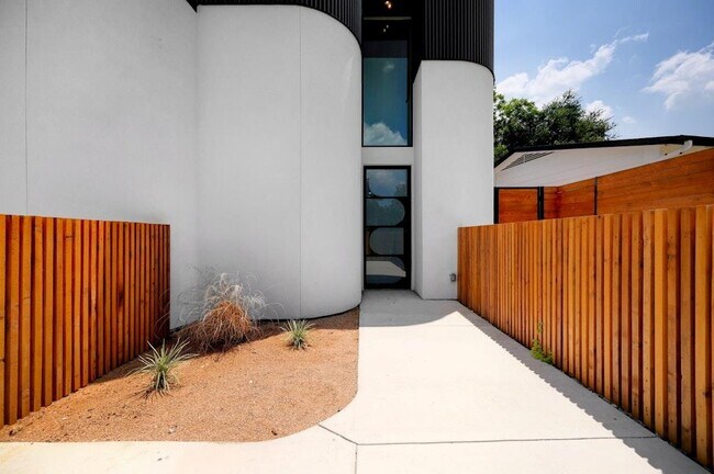 Foto del edificio - 7809 Woodrow Ave