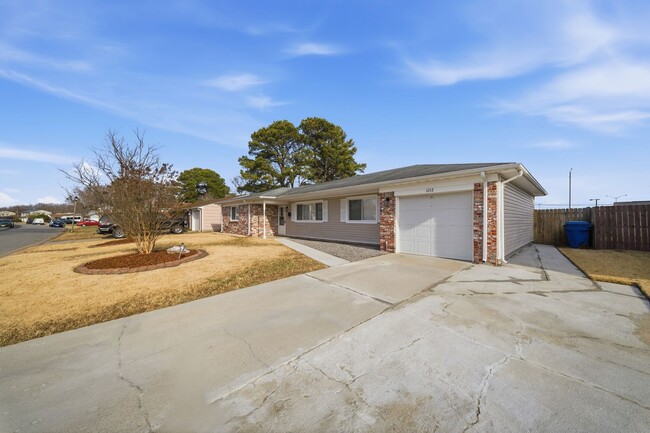 Building Photo - Spacious 4 bedroom/2 Bath Ranch Style Home