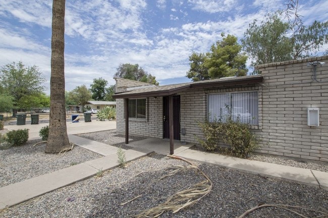 Building Photo - 2201 W Belmont Ave