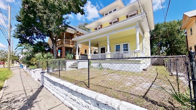 Building Photo - 343 7th St W