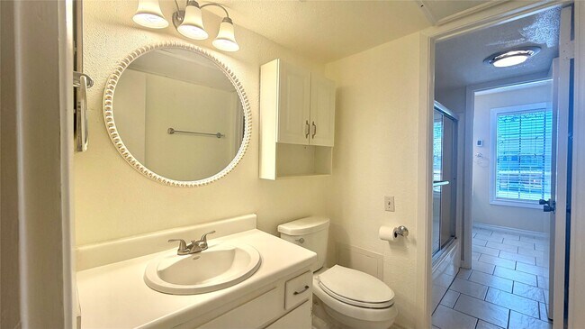 Building Photo - 11710 Southlake Dr