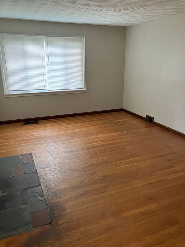Building Photo - Spacious 4bed, 2.5 bath classic brick home