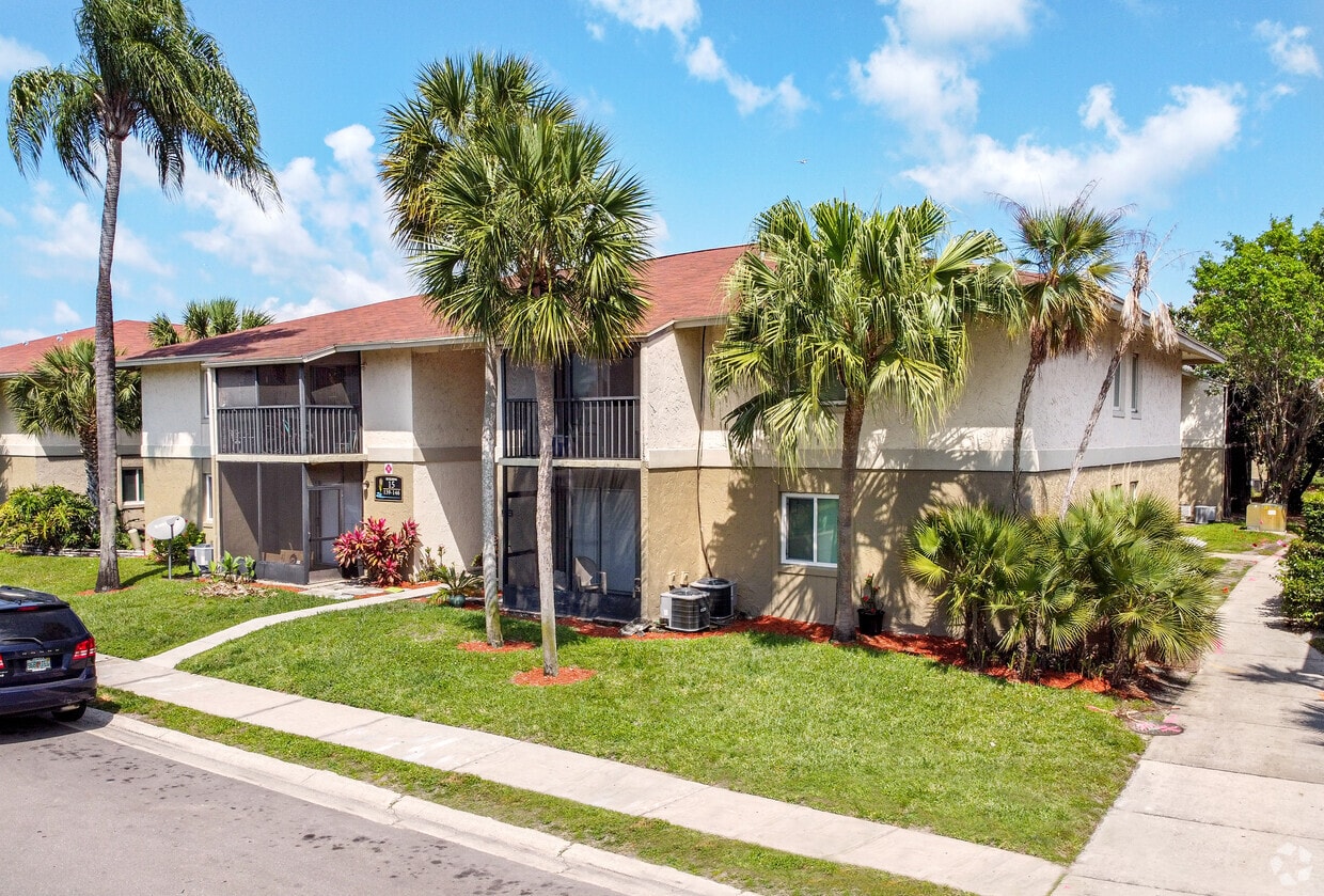 Foto principal - Lake Starcrest Apartment Homes
