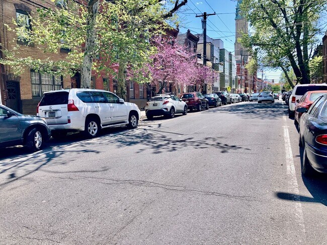 Foto del edificio - Spacious Olde Kensington 2bd/2bth Condo Ga...