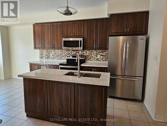 Building Photo - 1354 Granrock Crescent