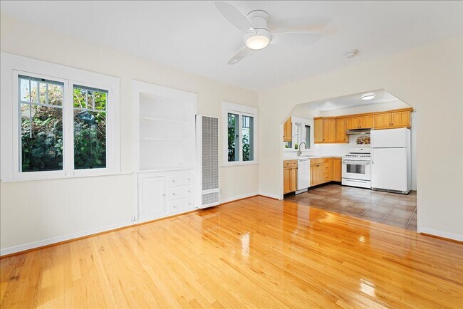 Building Photo - Cottage Style Apartment - Two blocks from ...