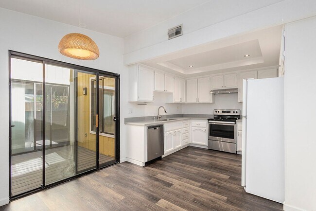 Building Photo - 32 Hampton Ct. - 2 bedroom | 2 bath | Sing...