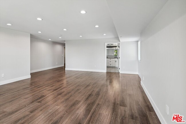 Foto del edificio - 819 E La Palma Dr