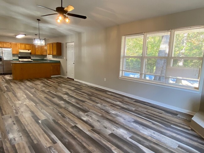 Foto del edificio - 1207 Red Bud Ave