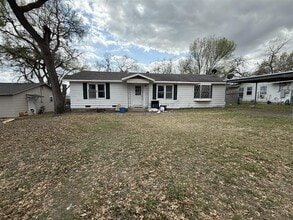 Building Photo - 611 E 5th St