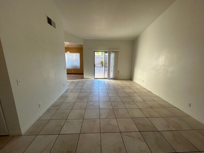 Foto del edificio - Single story with tile in most living areas. Huge backyard.