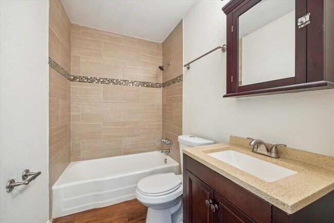 Foto del edificio - 2401 Manor Rd