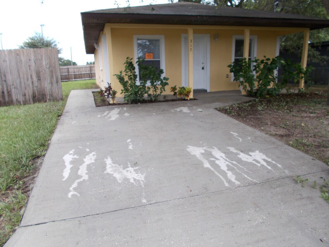 Foto principal - Three-Bedroom Home in Auburndale