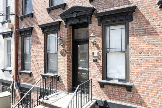 Entrance - 206-208 Park Ave