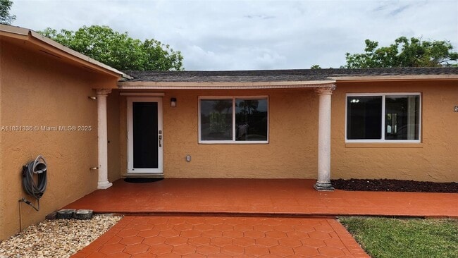 Foto del edificio - 5460 SW 133rd Ct