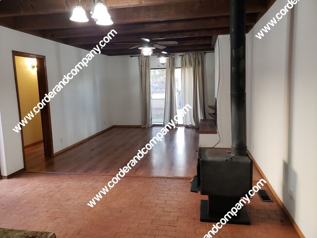 Building Photo - Southwestern 2 Bedroom, 2 Bathroom, 1 Car ...