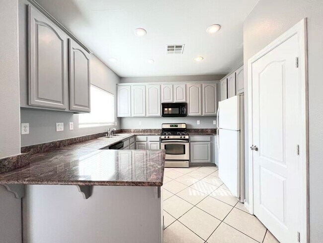 Building Photo - Spacious 4-Bed Family Home in Desert Willows – Great Schools & Neighborhood