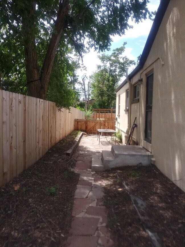 Private Patio - 421 S Bryant St