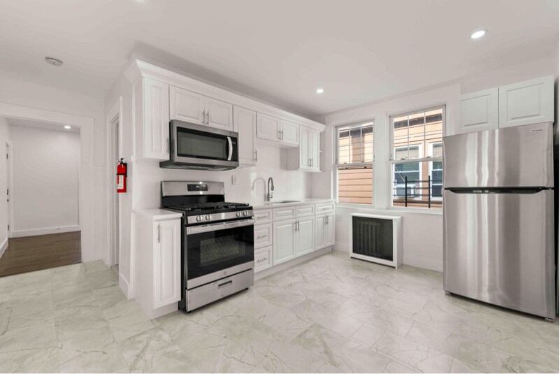 Primary Photo - 232 Warren St