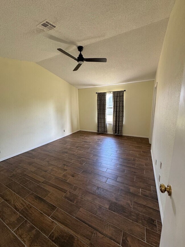 Building Photo - 3 Bedroom 2 Bath Beautiful home $ 1,750