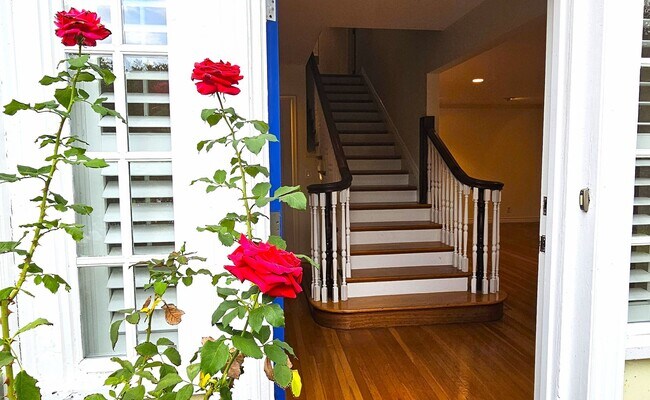 Foto del edificio - Stunning 3 Bedrooms, 2 Baths Valley Village home with detached, private Recording Studio