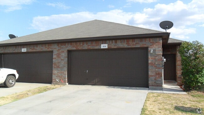 Building Photo - 814 Bur Oak Dr