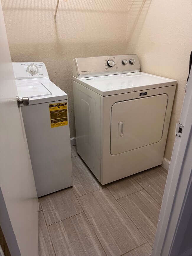 Building Photo - 623 Dory Ln