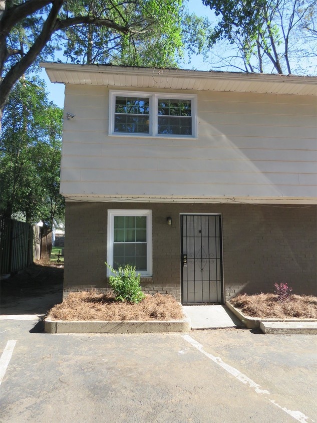 201 Flora Ave Unit H, Greenville, SC 29611 Room for Rent in Greenville, SC