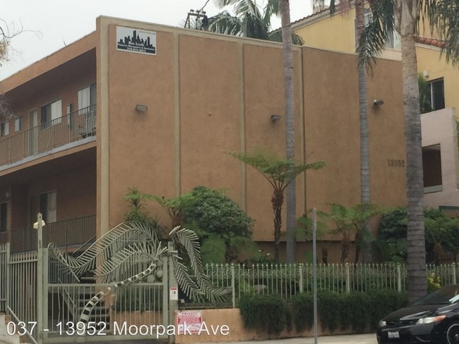 Building Photo - 13952 Moorpark St