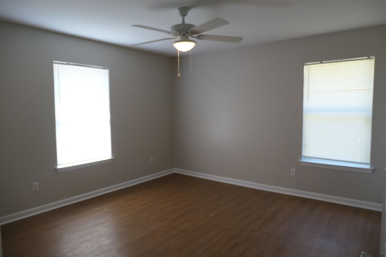 Foto del edificio - Updated 3 Bedroom 2 Bath Duplex w/Fenced B...
