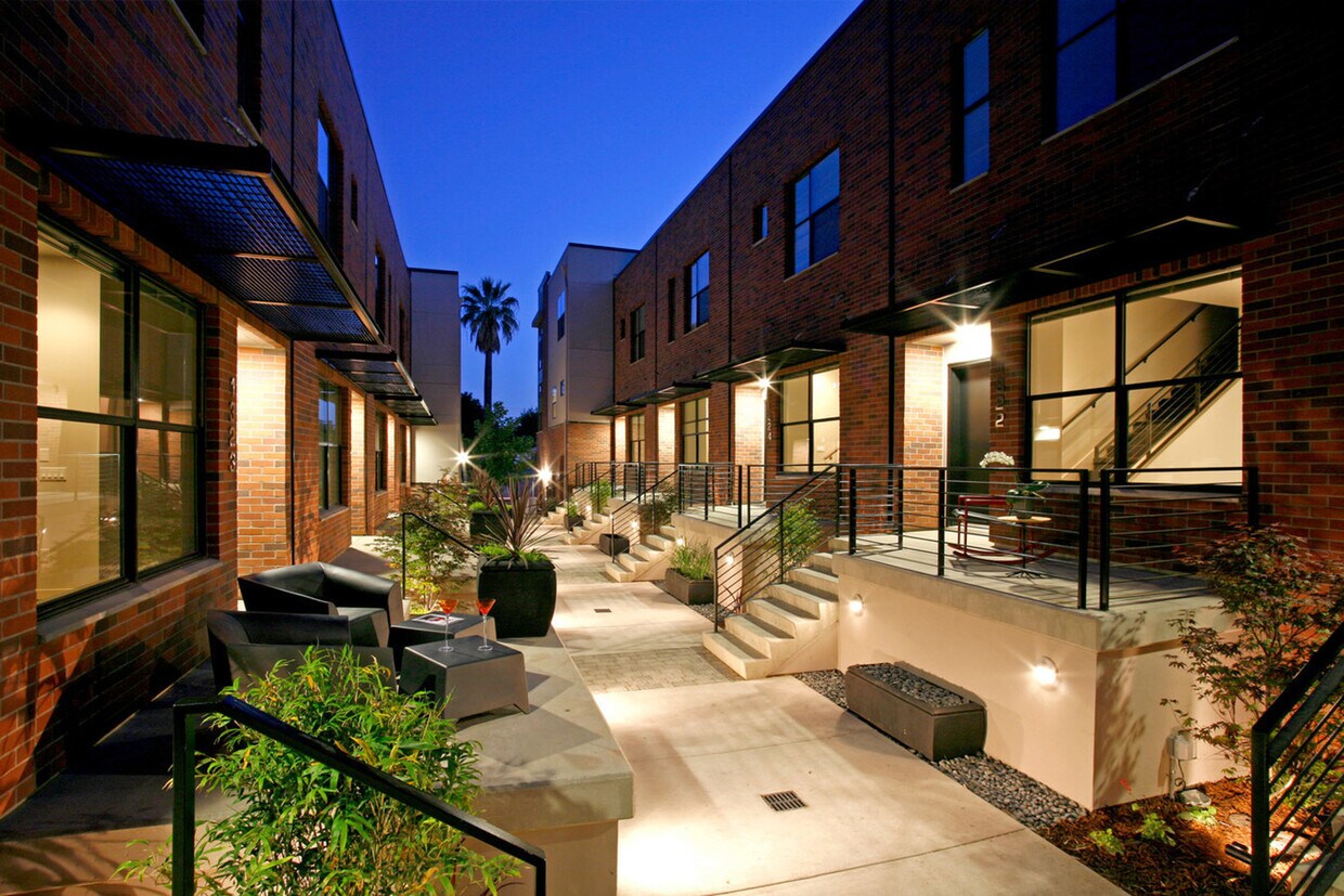 Building Photo - 1326 W Sutter Walk