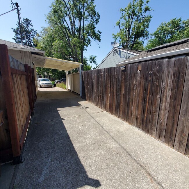Building Photo - Private Poet's Corner 2bd/1ba property-mos...