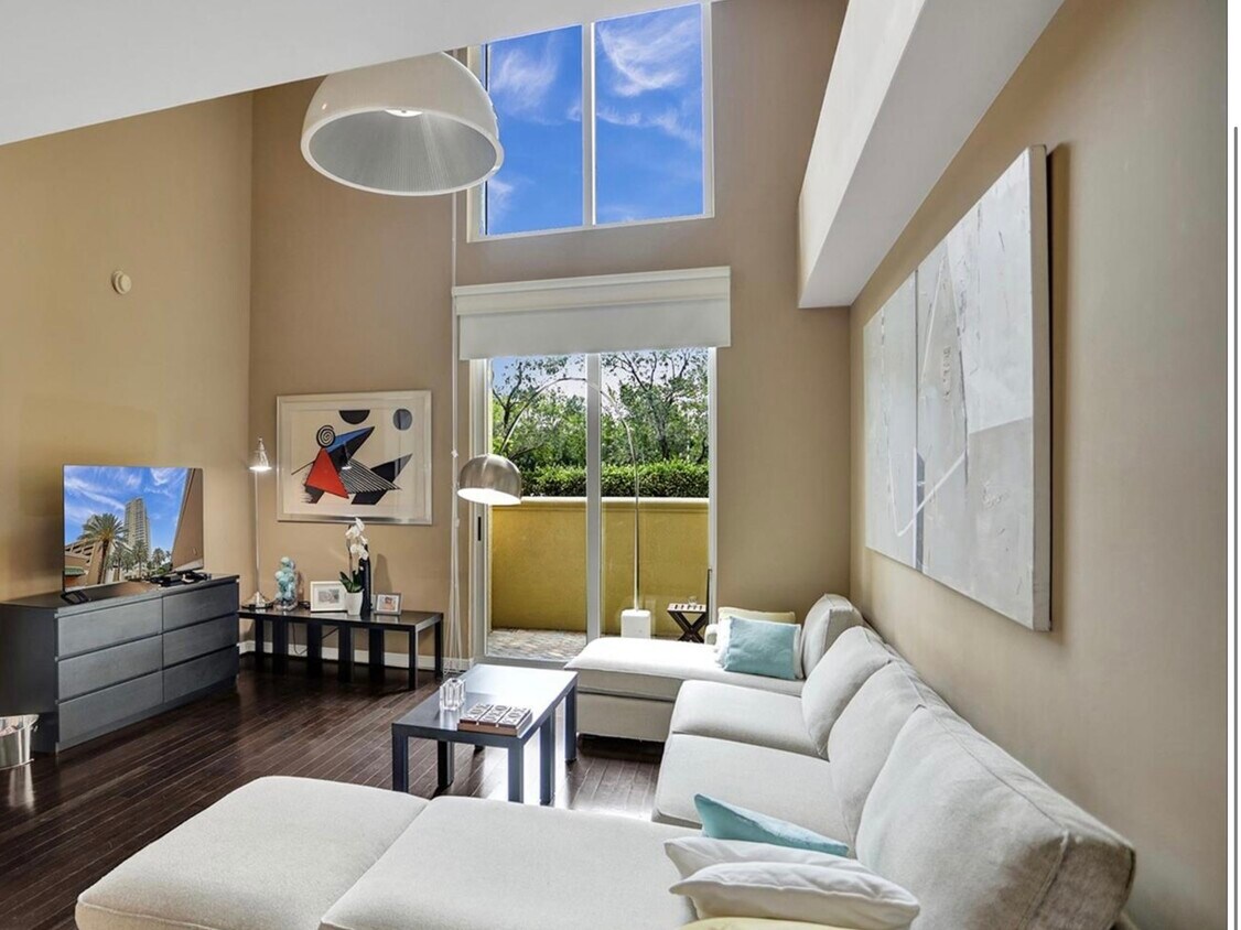 Foto principal - 1755 E Hallandale Beach Blvd