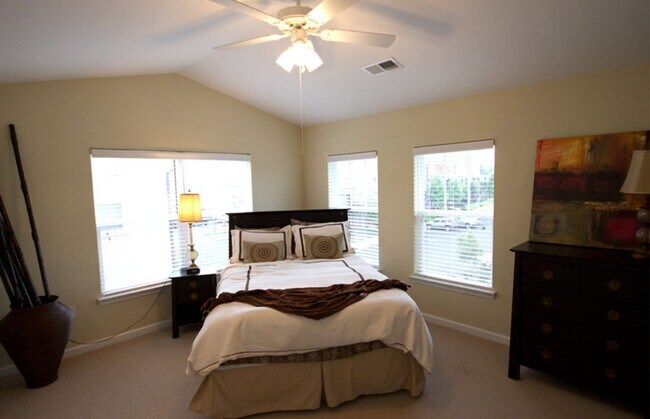 Foto del edificio - 3 Bedroom Townhouse at the Woodlands - END UNIT * only $500 deposit - End Unit