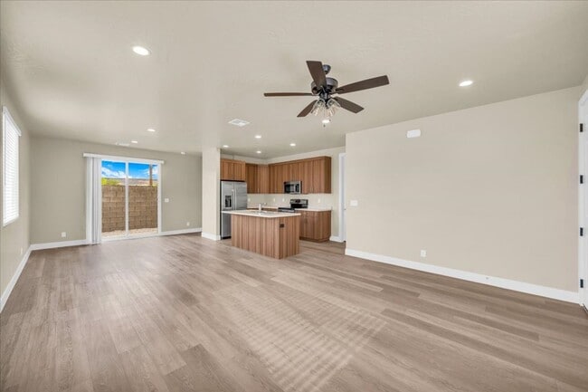 Building Photo - 850 E 600 S