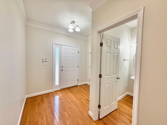 Foto del edificio - Gorgeous End Unit 3BD, 2.5BA Raleigh Townhome in a Prime Location Near Triangle Town Center, Poyn...
