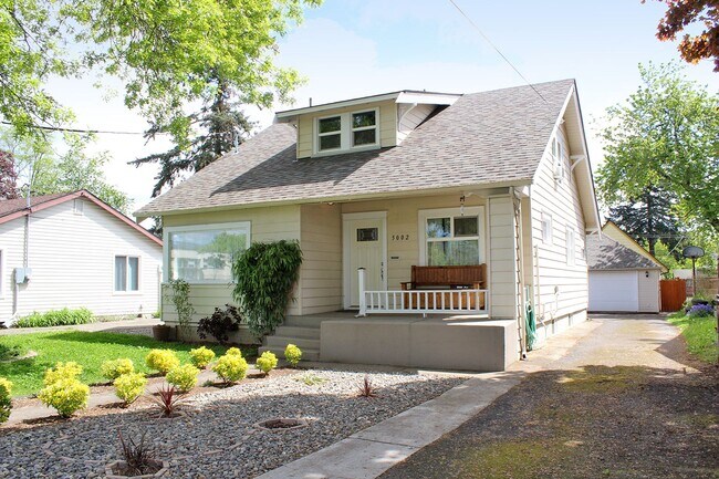 Foto del edificio - 3 Bedroom 2 Bath Craftsman Bungalow With All The Right Updates - SE Portland