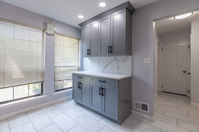 Building Photo - 3 bed 2.5 bath