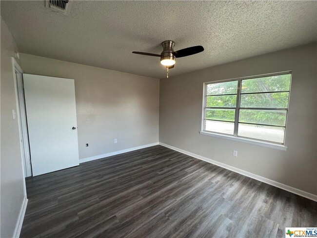 Building Photo - 304 N 9th St