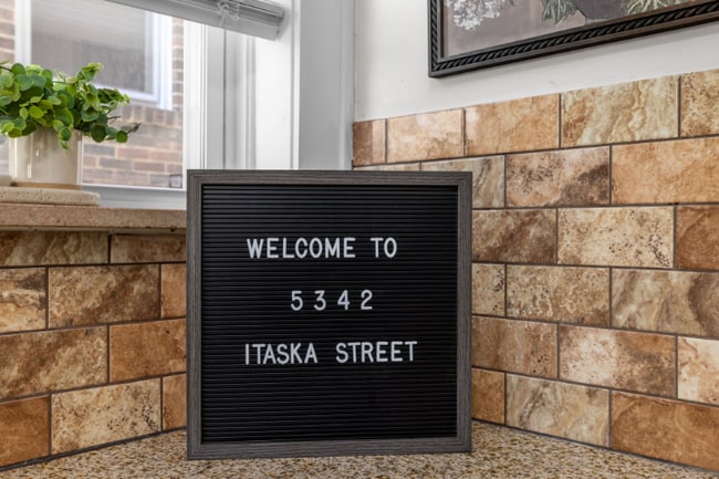 Foto del edificio - 5342 Itaska St