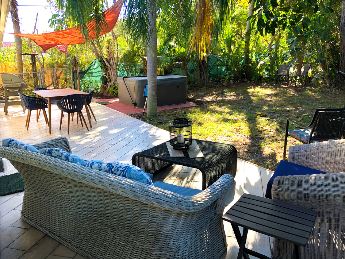 Dine al Fresco, grill, hot tub, or lounge in our fenced-in tropical backyard! - 465 8th St N