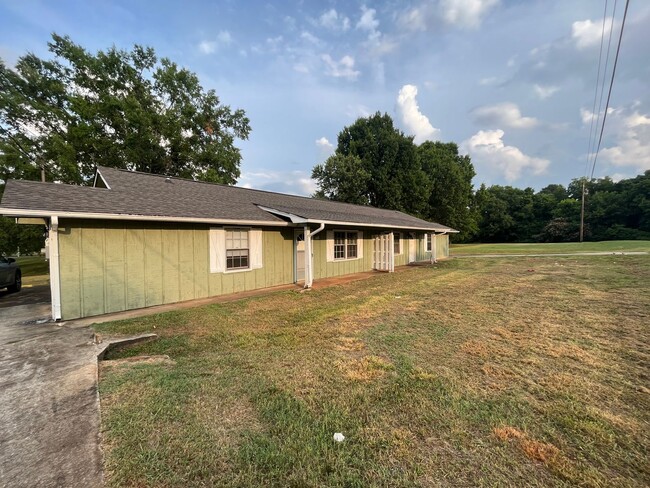 Building Photo - 11 Glenda Dr